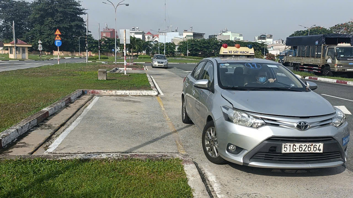 trung-tam-dao-tao-sat-hach-lai-xe-hoc-mon (4)